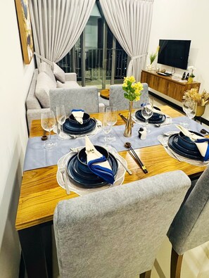 Luxury Apartment, 1 Bedroom, City View | In-room dining