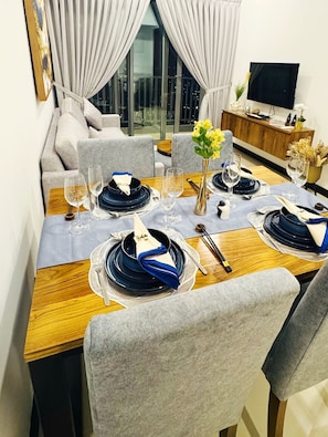 Luxury Apartment, 1 Bedroom, City View | In-room dining