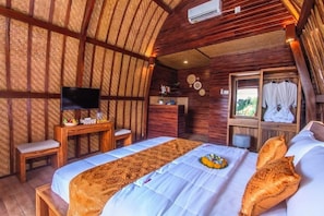 Classic Cottage, Garden View | Desk, laptop workspace, free WiFi