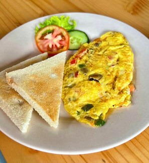 Desayuno buffet diario (IDR 223592.28 por persona)