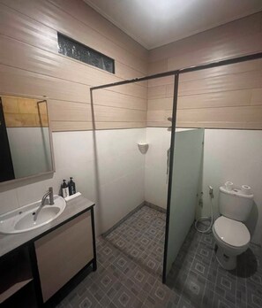 Shower, hair dryer, towels, soap - MAILAKU HOUSE (Kerobokan)