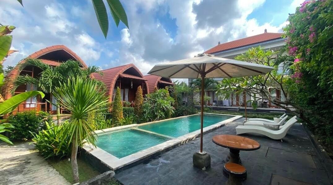 Una piscina al aire libre