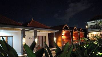 Fassade der Unterkunft – Abend/Nacht