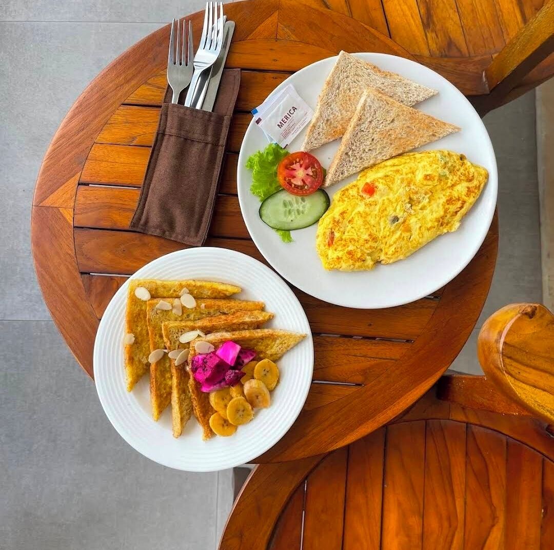 Daily buffet breakfast (IDR 223592.28 per person)