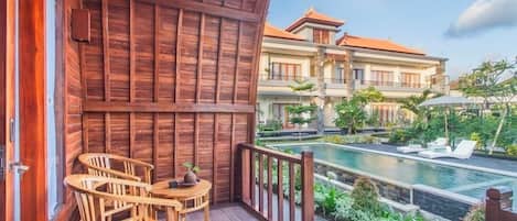 Desk, laptop workspace, free WiFi