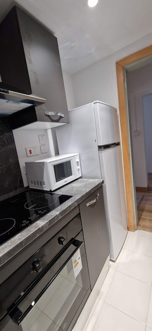 Refrigerador, microondas, horno, placa de cocina