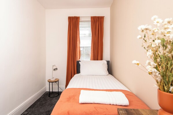 3 habitaciones, tabla de planchar con plancha, wifi y ropa de cama