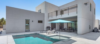 Luxe Oasis: Modern Mtn-view Gem in Palm Springs!