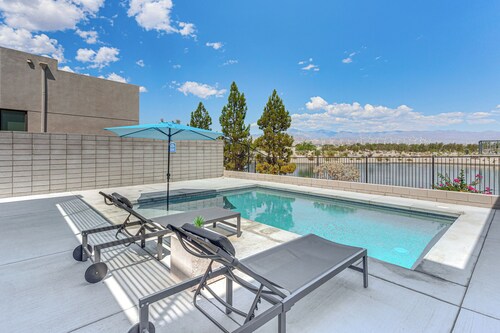 Luxe Oasis: Modern Mtn-view Gem in Palm Springs!