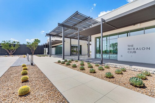 Luxe Oasis: Modern Mtn-view Gem in Palm Springs!