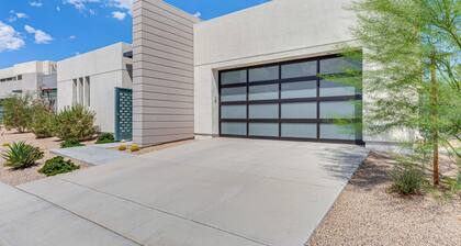 Luxe Oasis: Modern Mtn-view Gem in Palm Springs!