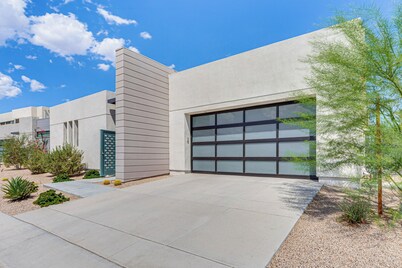 Luxe Oasis: Modern Mtn-view Gem in Palm Springs!