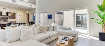 Luxe Oasis: Modern Mtn-view Gem in Palm Springs!
