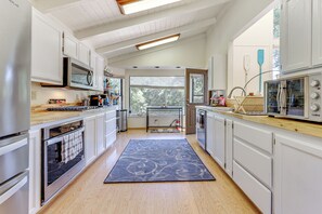 House (3 Bedrooms) | Interior - Wfh-friendly Retreat < 1 Mi to Clear Lake! (Kelseyville)