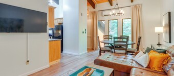 Walk to Twin Lakes: All-season Idaho Condo!