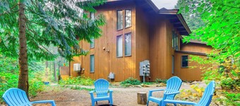 Walk to Twin Lakes: All-season Idaho Condo!