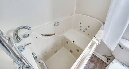 Quiet & Convenient Tallahassee Home, 4 Mi to Lake!