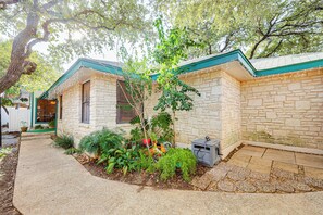 Interior - Private Yard w/ Pool: Quiet Getaway in San Antonio (San Antonio)