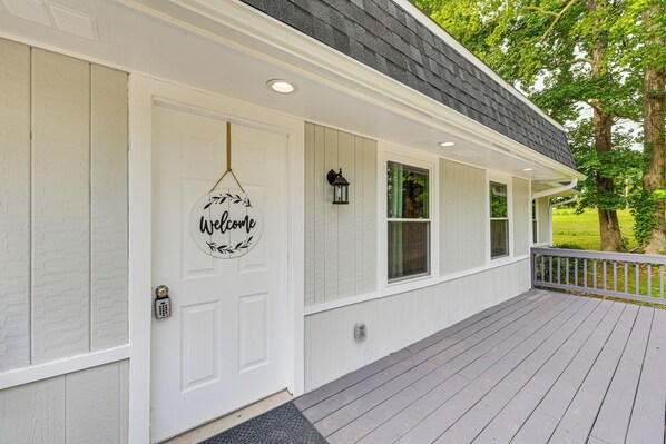House (2 Bedrooms) | Interior - Private Deck & Yard: Home 3 Mi to Dtwn Sanford! (Sanford)