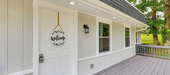 Private Deck & Yard: Home 3 Mi to Dtwn Sanford!