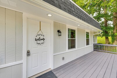 Private Deck & Yard: Home 3 Mi to Dtwn Sanford!