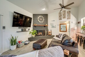 House (3 Bedrooms) | Interior - Family Home on > 2 Acres w/ Stables in Gilbert! (Gilbert)