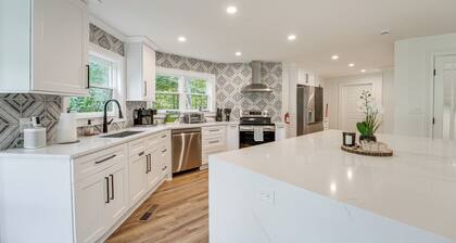 Hot Tub, Decks & 2 Kitchens: Mtn-view Jasper Gem!