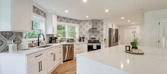 Hot Tub, Decks & 2 Kitchens: Mtn-view Jasper Gem!