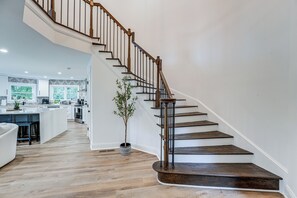 House (5 Bedrooms) | Interior