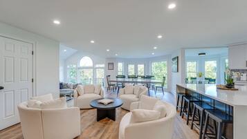 House (5 Bedrooms) | Interior