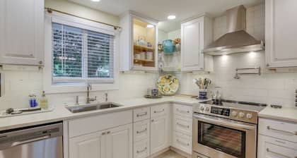 Hot Tub & Fenced Yard: Cozy Cottage Grove Home