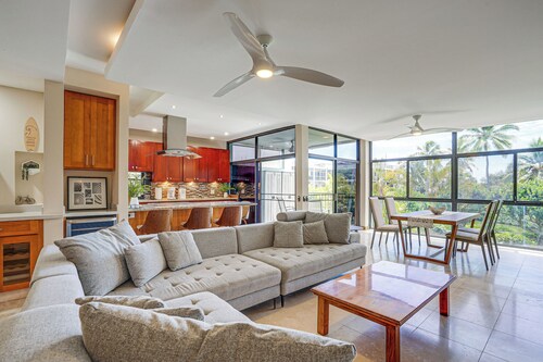 1 Mi to Beach, Remote Work Hub: Modern Kailua Gem!