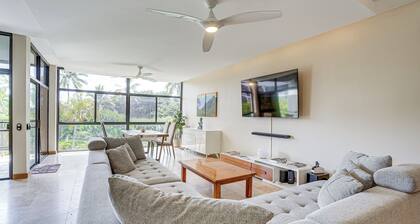 1 Mi to Beach, Remote Work Hub: Modern Kailua Gem!