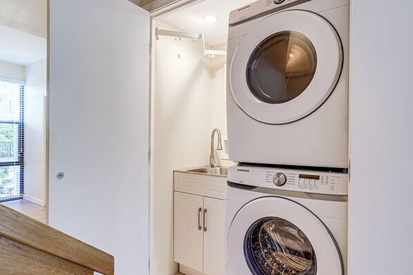 Interior - 1 Mi to Beach, Remote Work Hub: Modern Kailua Gem! (Kailua)