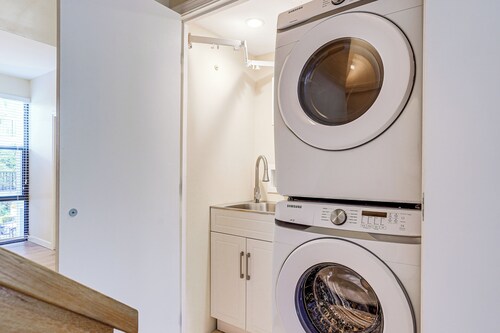 1 Mi to Beach, Remote Work Hub: Modern Kailua Gem!