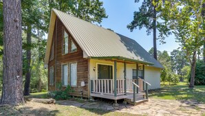 A cabin with a stone-paved entrance, wooden exterior, and a porch with a railing. - Wraparound Porch: Toledo Bend Reservoir Retreat! (Hemphill)