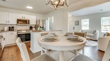 House (3 Bedrooms) | Interior