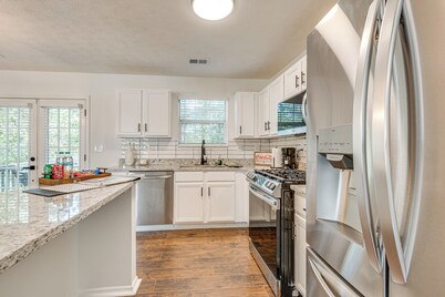 7 Mi to Dtwn Atl: Upscale Family Home w/ Balcony
