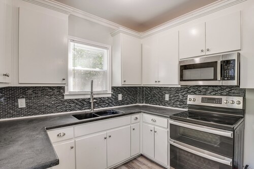 11 Mi to Fort Lee: 30-acre Retreat w/ Scenic Views