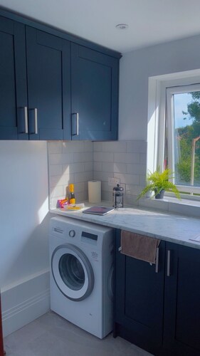 Modern City Flat in Hatfield offers free Wi-Fi, TV, sofa, and wardrobe