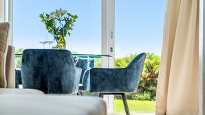 Ảnh chưa phân loại, 2 trong số 18 ảnh, nút