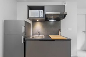 Studio | Privékeuken | Een koelkast, een microgolfoven