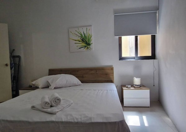1 habitación, tabla de planchar con plancha y cuna de viaje