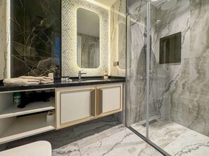 Dusche, Haartrockner, Handtücher, Seife