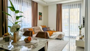 Una sala de estar moderna con un sofá, una mesa de centro y un comedor.