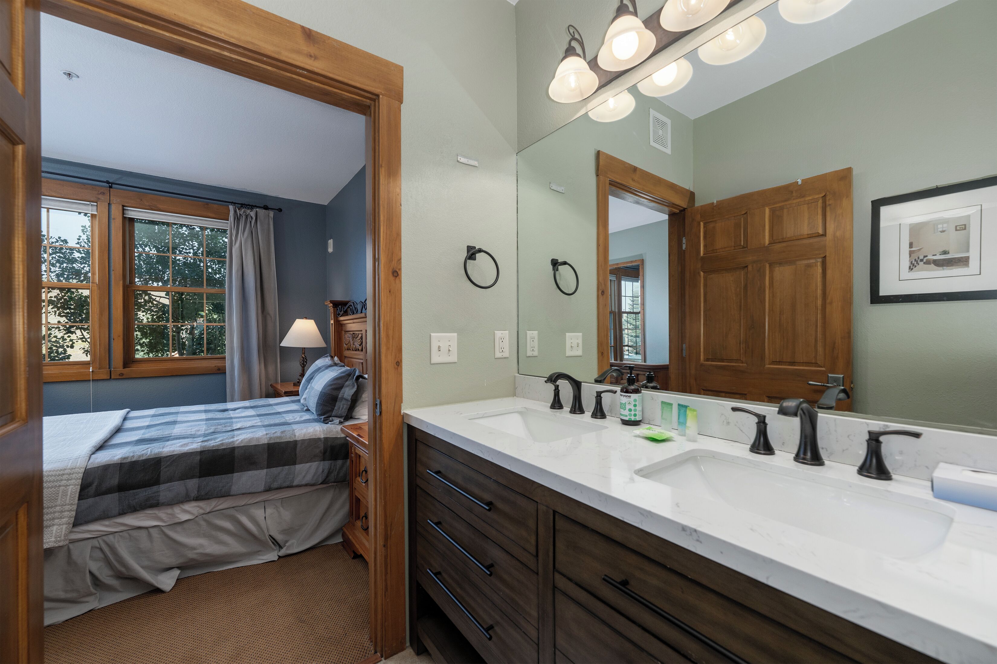 2 bedrooms, internet, bed sheets