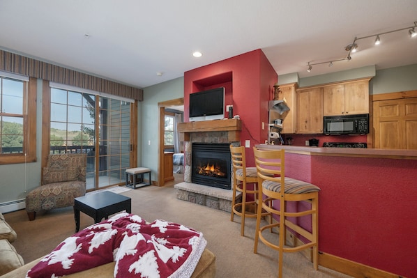 TV, fireplace - Family friendly 2 bedroom, mt views, close to slopes and summer activities (Granby)