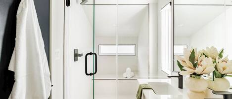 Douche, sèche-cheveux, serviettes fournies, shampoing