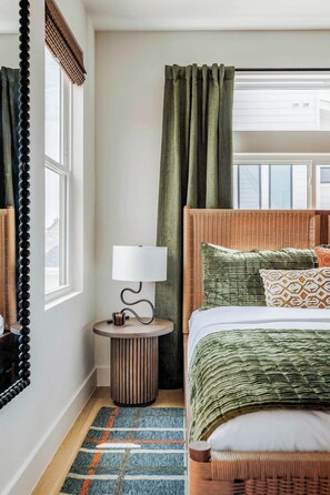 Unclassified image, 4 of 31, button