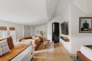10 bedrooms, desk, iron/ironing board, travel cot